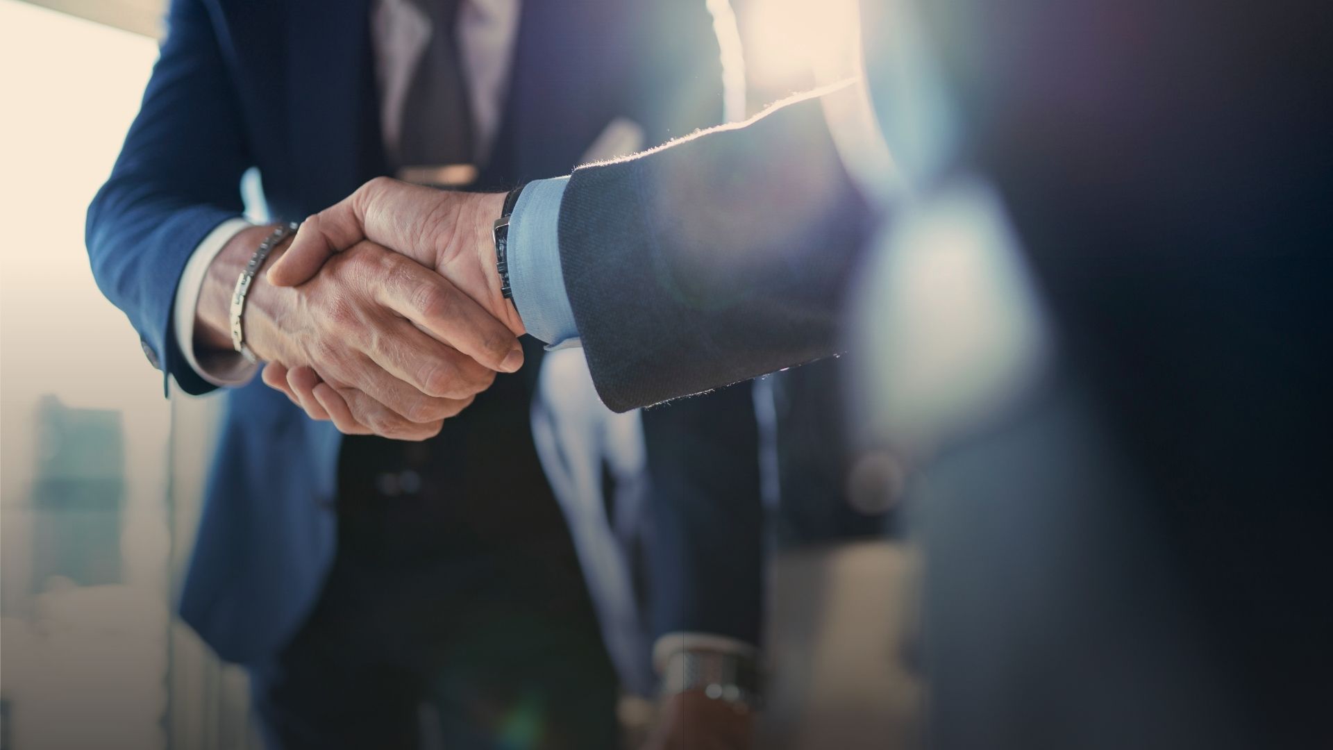 Geschäftspartner beim Handschlag